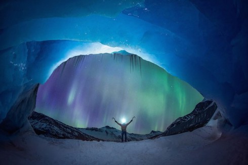 Glacier-Illuminated-by-The-Northern-Lights-0