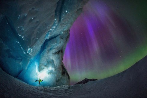 Glacier-Illuminated-by-The-Northern-Lights-1