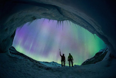 Glacier-Illuminated-by-The-Northern-Lights-2