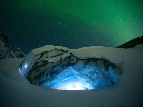 Glacier-Illuminated-by-The-Northern-Lights-3
