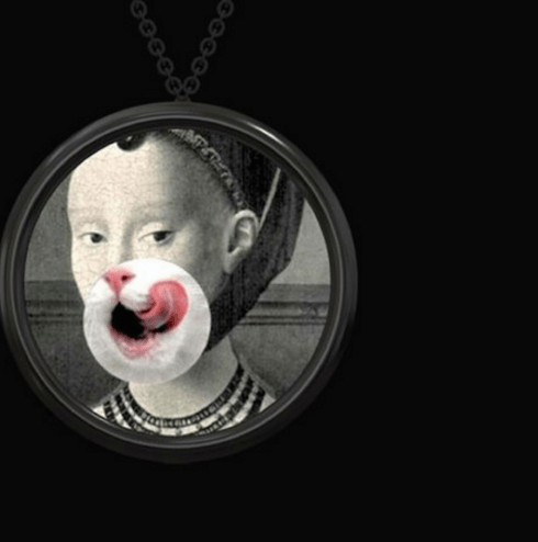 Revolutionary-Customizable-Digital-Necklace3-900x908