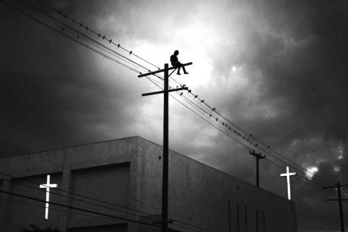 Black-and-White-Pictures-Defying-Gravity-2-900x600