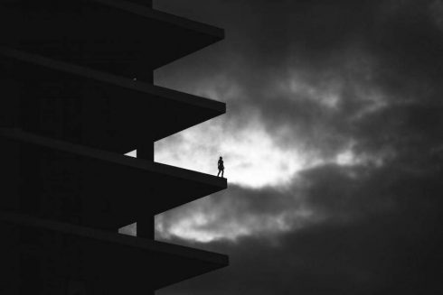 Black-and-White-Pictures-Defying-Gravity-3-900x600